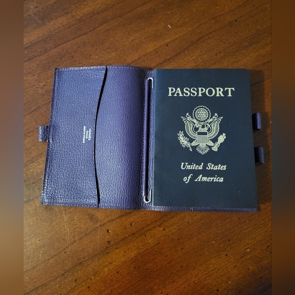 **SOLD** Hermés  agenda cover/passport holder EUC - AUTHENTIC - Picture 10 of 12